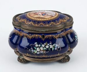 An antique French porcelain jewellery casket with gilt metal mounts and hand-painted romantic scene vignette to the top, 19th century, 10cm high, 15cm wide, 11cm deep