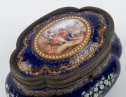 An antique French porcelain jewellery casket with gilt metal mounts and hand-painted romantic scene vignette to the top, 19th century, ​​​​​​​10cm high, 15cm wide, 11cm deep - 2