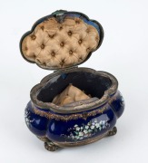An antique French porcelain jewellery casket with gilt metal mounts and hand-painted romantic scene vignette to the top, 19th century, ​​​​​​​10cm high, 15cm wide, 11cm deep - 3
