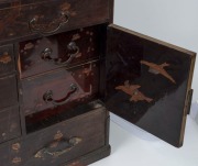 An antique Japanese travelling cabinet with 6 drawers and 2 doors, decorated with gilded panels and bronze mounts, Meiji period 19th/20th century, ​​​​​​​46cm high, 49cm wide, 32cm deep - 3