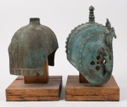 Two archaic style Chinese bronze military helmets, 20th century, ​​​​​​​27cm and 21cm high - 3