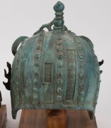 Two archaic style Chinese bronze military helmets, 20th century, ​​​​​​​27cm and 21cm high - 5