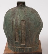 Two archaic style Chinese bronze military helmets, 20th century, ​​​​​​​27cm and 21cm high - 6