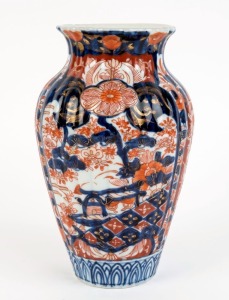 An antique Imari porcelain vase, 19th century, ​​​​​​​24cm high