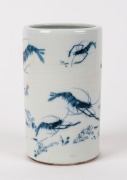 A Chinese blue and white porcelain brush pot with prawn decoration, attributed to Deng Bishan&nbsp;(The Eight Friends of Zhushan School), Republic period, 20th century, underglaze blue four character mark to base, 14cm high - 2