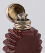 An antique mottled glass scent bottle with silver top, 19th century, ​​​​​​​7cm high - 2