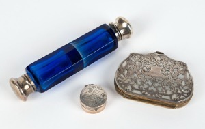 An antique blue glass double-ended scent bottle, 925 silver pill box and a purse, 19th and 20th century, (3 items), the bottle 12cm wide