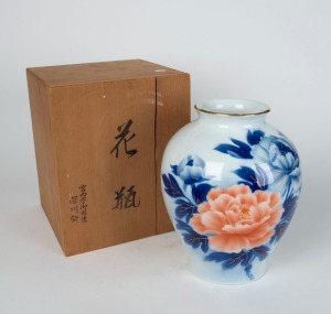 FUKAGAWA Japanese porcelain vase with peony decoration on white ground, underglaze blue mark to base, and housed in a spruce box, 28cm high 