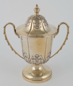 An English sterling silver lidded two handled cup with gilt finish by The Alex Clark Company of London, made in 1946, 21cm high, 498 grams