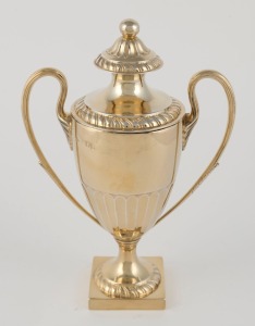 An English sterling silver lidded urn in the Neo-Classical style with remains of gilt finish, made in London, 1915, ​​​​​​​20cm high, 348 grams