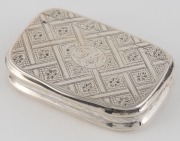 A Scottish sterling silver snuff box with engraved decoration, made in Edinburgh, in 1810, 8cm wide, 86 grams - 2