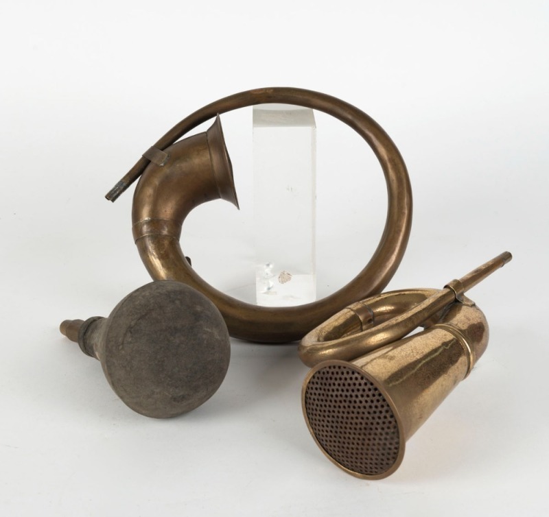 Two antique brass car horns, early 20th century, 24cm and 25cm wide