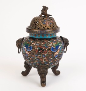 A Chinese cloisonne koro with dragon decoration and Foo dog top, early 20th century, 18.5cm high