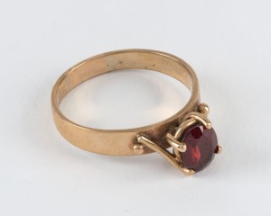 A 9ct yellow gold and garnet ring, early 20th century, stamped "9ct", 3.4 grams total