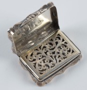 An antique English sterling silver vinaigrette, stamped "D.P.", Birmingham, circa 1854, ​​​​​​​3.8cm wide - 2