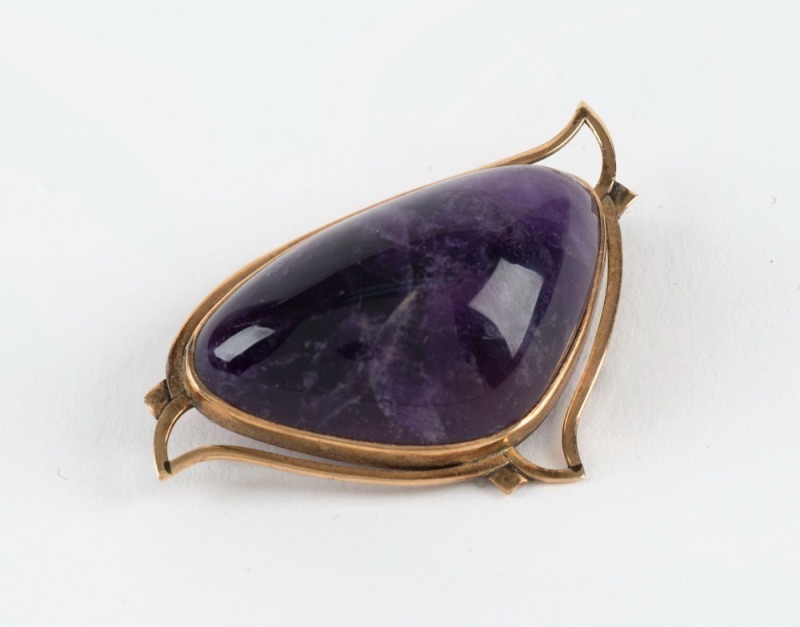 A 9ct gold brooch with a large polished amethyst specimen, 20th century, stamped "9ct", ​​​​​​​5cm wide