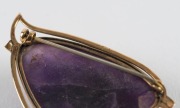 A 9ct gold brooch with a large polished amethyst specimen, 20th century, stamped "9ct", ​​​​​​​5cm wide - 2