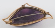 A 9ct gold brooch with a large polished amethyst specimen, 20th century, stamped "9ct", ​​​​​​​5cm wide - 3