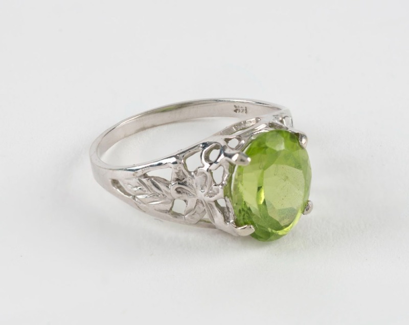 A 14ct white gold ring set, with green peridot, stamped "14K", ​​​​​​​