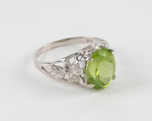 A 14ct white gold ring set, with green peridot, stamped "14K", 