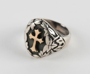 MIROSLAV SCHULTZ Australian silver and rose gold crucifix gents ring, 14 grams total