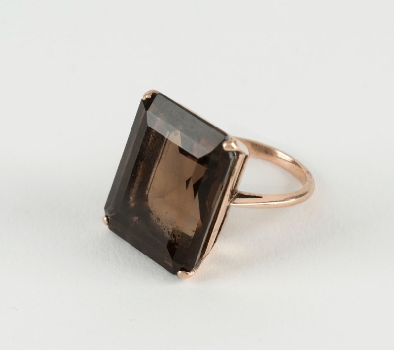 A 9ct yellow gold ring set with a large smokey cushion cut topaz, mid to late 20th century, 