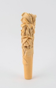 An antique carved ivory walking stick handle, 190th century, 18cm high 