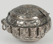 Antique Malaysian Silver Tobacco Box (Chelpa) Of broadly spherical form with a shaped apron with scalloped edge. - 6