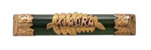 "KIAORA" antique New Zealand nephrite green stone brooch with engraved 9ct yellow gold mounts, 19th century, stamped "9C. S.B.s.", 5.2cm wide