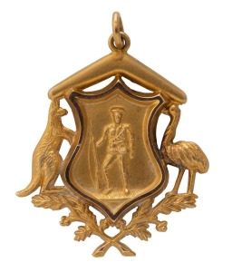 WW1 9ct yellow gold military fob, made by WILLIS & SONS of Melbourne, engraved verso "TO E. CLOHESY FROM F.T.G.P.S. 1919", stamped "9.W." with unicorn mark, ​​​​​​​4cm high, 5 grams