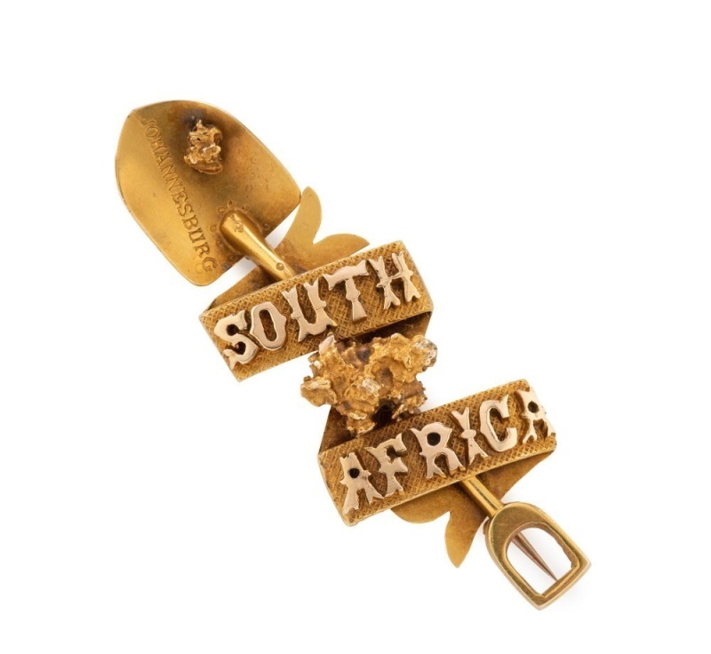 An impressive South African goldfields brooch with shovel, a large gold nugget specimen, stamped "Johannesburg, South Africa", ​​​​​​​6cm wide, 12.5 grams