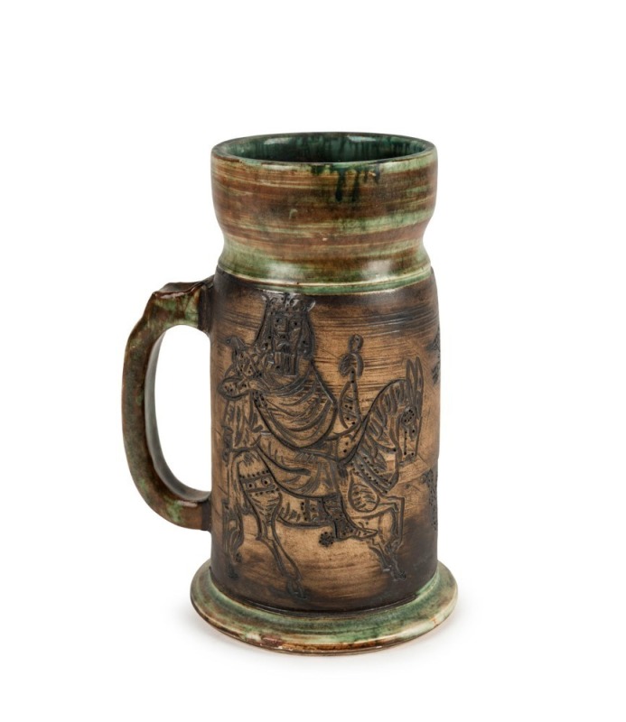 DAVID & HERMIA BOYD exhibition pottery tankard with sgraffito medieval figures on horseback, incised "David + Hermia Boyd, England", ​​​​​​​18cm high