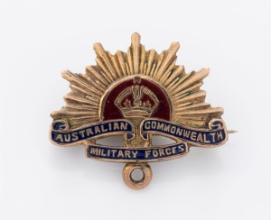 AUSTRALIAN COMMONWEALTH MILITARY FORCES sweetheart brooch with enamel decoration, stamped "9ct SL", ​​​​​​​2.4cm wide