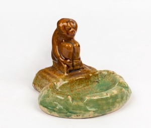 BENDIGO POTTERY ashtray adorned with a seated monkey, 19th/20th century, 9cm high, 11.5cm wide