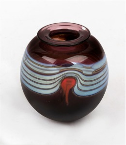 ROBERT WHYNE Australian art glass vase, signed "Denizen", 12cm high 