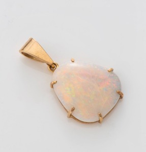 A solid white opal pendant on 9ct yellow gold mount, 2nd half 20th century, 2.5cm high overall