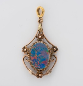 A vintage 9ct yellow gold and opal doublet pendant, 3cm high,