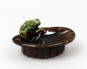 BENDIGO pottery soap dish with frog decoration, early 20th century, 13.5cm wide