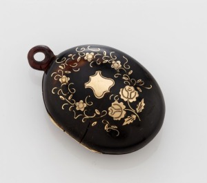 An antique piqué oval locket, A/F. 19th century, 4.5cm high overall