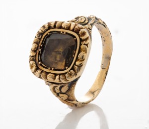 A Georgian gold cased ring, set with rock crystal specimen, 18th/19th century