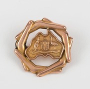 FEDERATION antique 9ct gold brooch with coat of arms in Australian map surrounded by boomerangs, circa 1900, stamped "9" flanked by pictorial marks, ​​​​​​​3cm wide, 2.5 grams