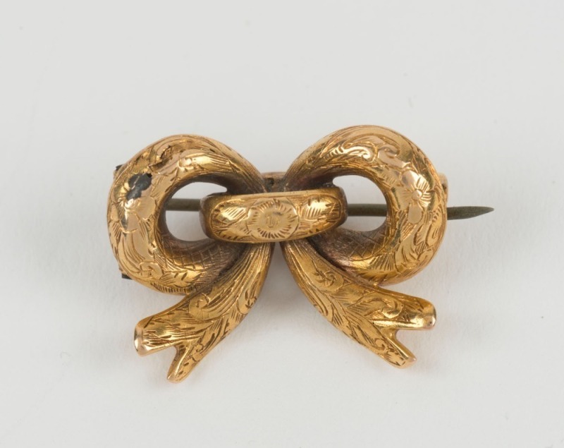 An antique Colonial Australian yellow gold bow brooch, circa 1860s, ​​​​​​​2.4cm wide, 3 grams