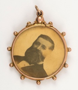 An antique Colonial 9ct gold double sided photo pendant, Melbourne origin, late 19th century, 4cm high overall, 2.7 grams total