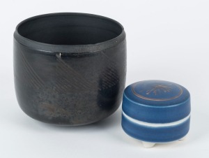 LES BLAKEBOROUGH small blue glazed lidded box, together with a black ceramic pot, (2 items), the box5cm high, 7cm diameter