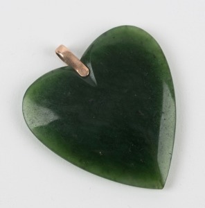 An antique New Zealand greenstone heart shaped pendant with rose gold mount, 19th century, 4.5cm high