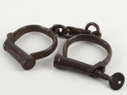 HIATT antique No.2 handcuffs, stamped "1915, M&C" (military and civilian) with broad arrow mark, with key, ​​​​​​​24cm wide