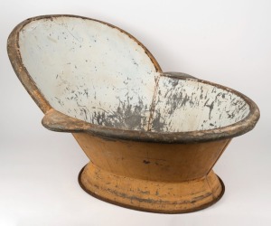 An antique galvanized metal hip bath with original painted finish, 19th century, 53cm high, 71cm wide, 90cm deep