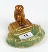 BENDIGO POTTERY ashtray adorned with a seated monkey, 19th/20th century, 9cm high, 11.5cm wide - 2