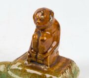 BENDIGO POTTERY ashtray adorned with a seated monkey, 19th/20th century, 9cm high, 11.5cm wide - 3