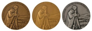 VATICAN: 1986 set of three medals issued to mark the Eighth Year of Pope John Paul II's pontificate and to commemorate the 20th Anniversary of the closing of the Second Vatican Council. The set is numbered 077/900 to the rims of the 22ct gold (55gm), sterling silver (40gm) and bronze (40gm) medals which are accompanied by a Certificate of Authenticity in the lined case of issue.The obverse shows John Paul II bowing his head in prayer.